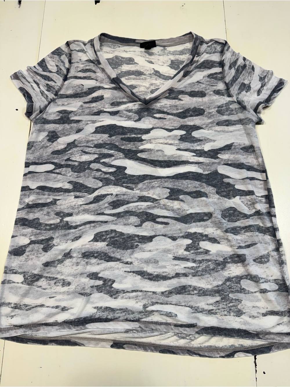 Torrid Womens Size 00 Camo V-Neck Short Sleeve T-Shirt Grey Camouflage Top